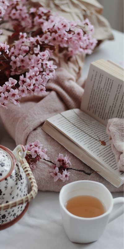 une tasse de thé et un livre
